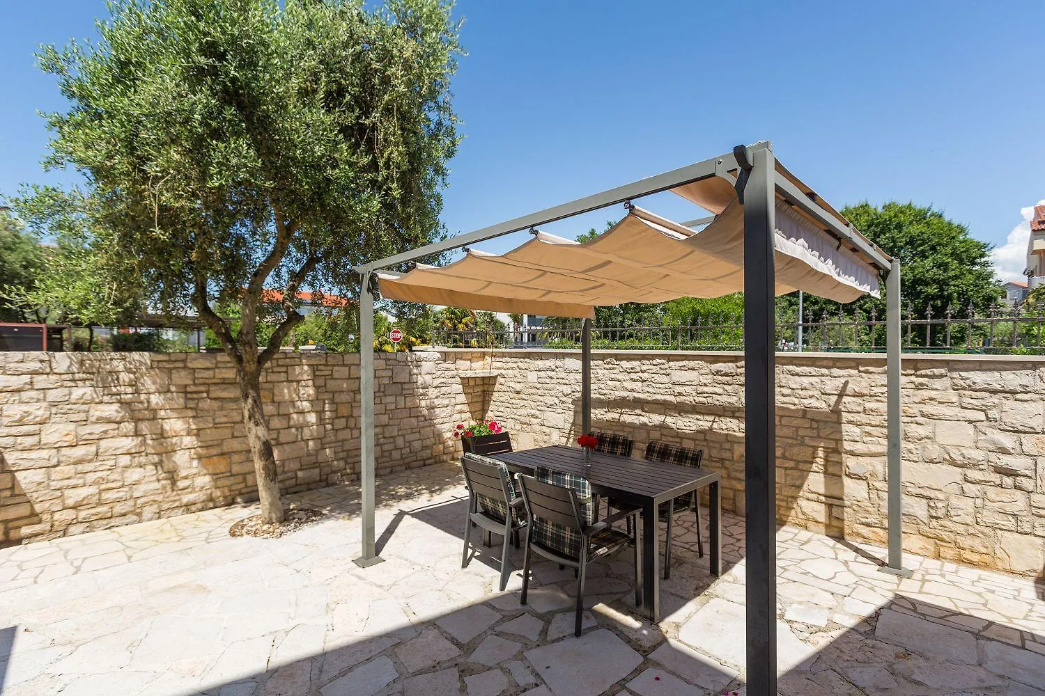 Idyllisches Apartment Nur 250 Meter Zum Strand Mit Pool, Meerblick, Grillbereich, Liegen Porec